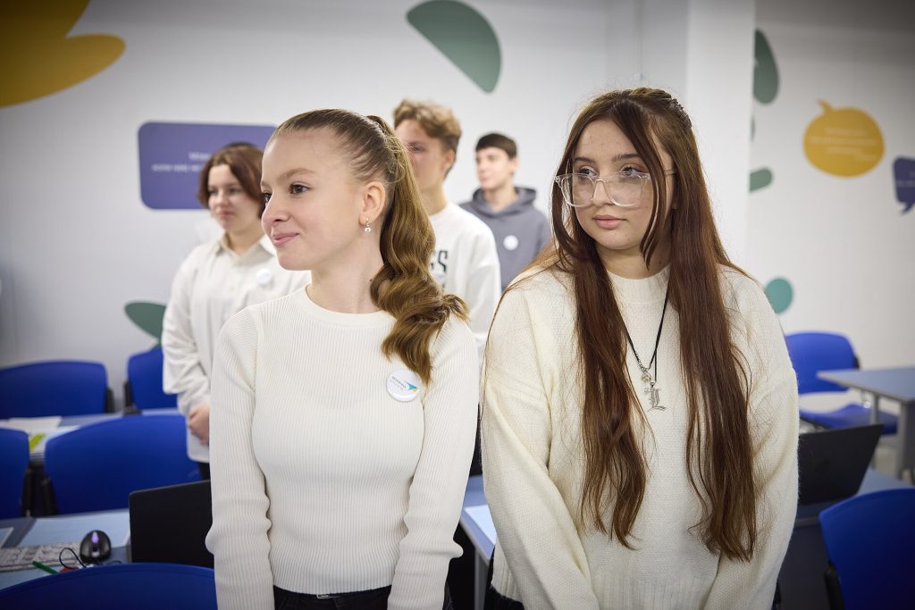 Phones Away, Grades Up: What a Huge School Study Reveals Students learning in a phone-free classroom, focused on their lesson